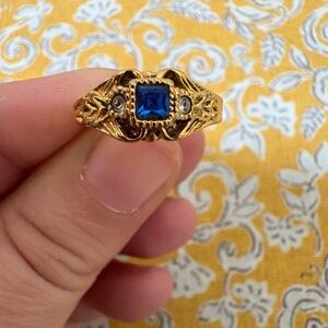 Vintage New Avon Ring Antique Treasured Memories Blue Stone 5 Gold Tone